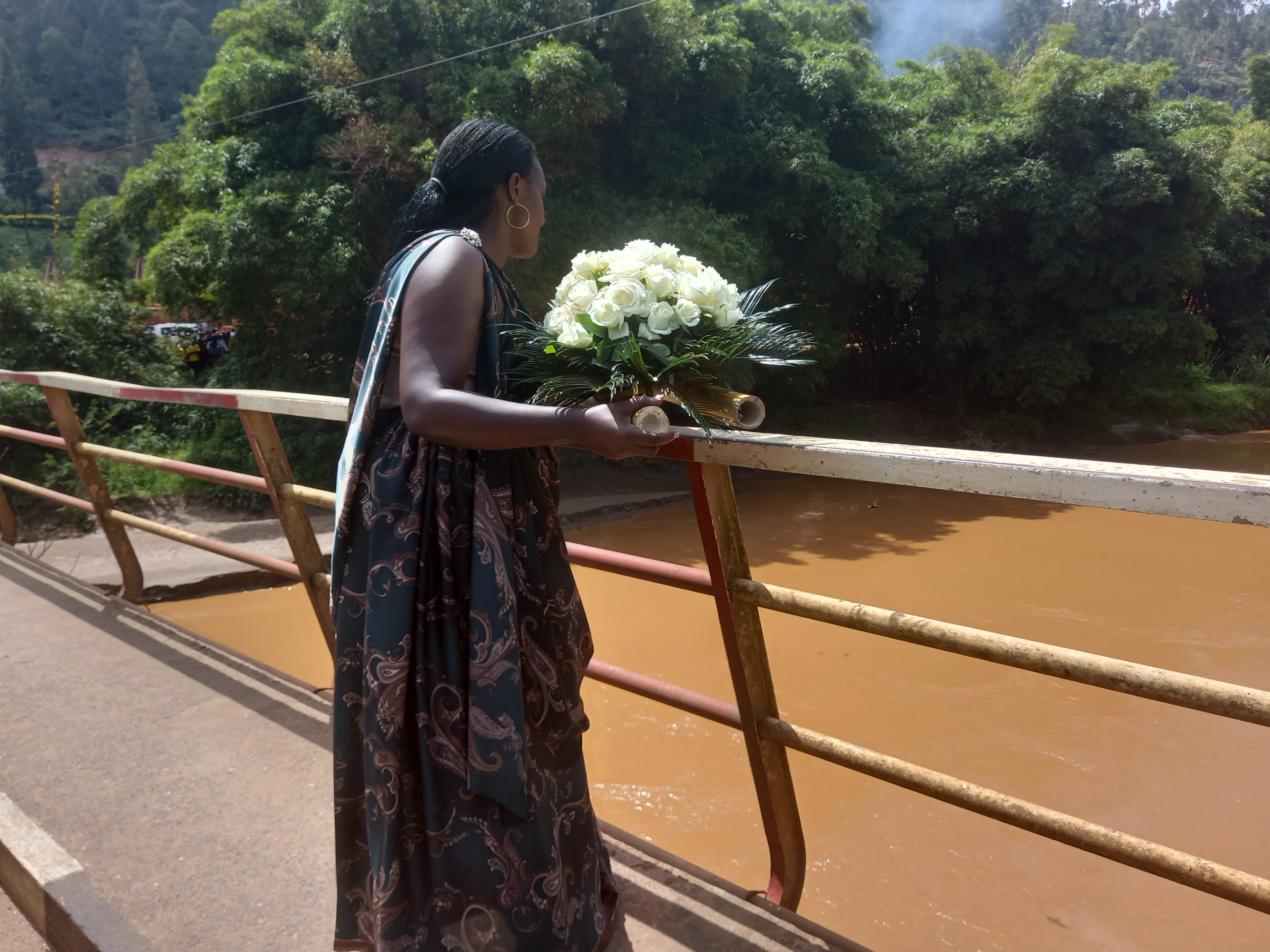 Guverineri Kayitesi Alice ashyira indabo mu mugezi wa Nyabarongo