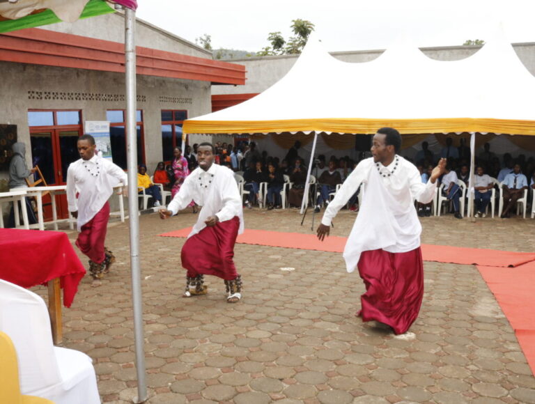 Abanyeshuri ba Leading TSS basusurukije ababyeyi bari bitabiriye ibirori